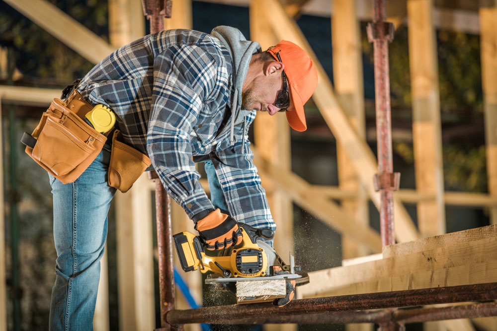 Contractor cutting wood with skilsaw
